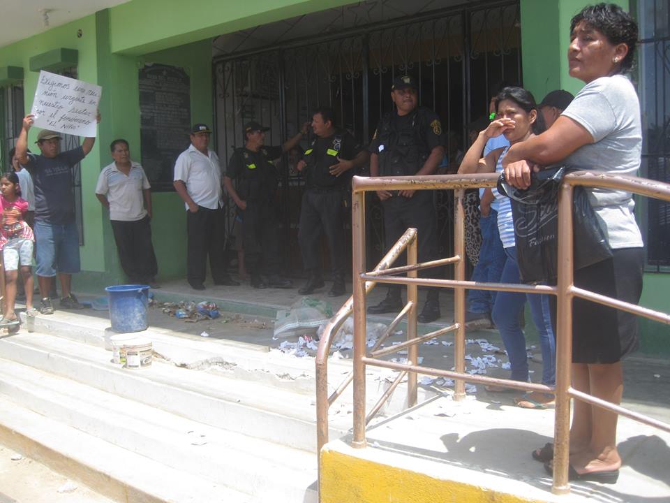 Pobladores de Olmos arrojan basura en el frontis de municipio