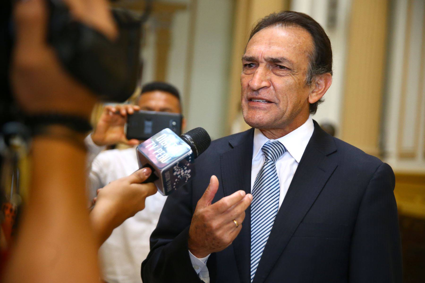 Congresista Héctor Becerril anuncia su retiro de la política 