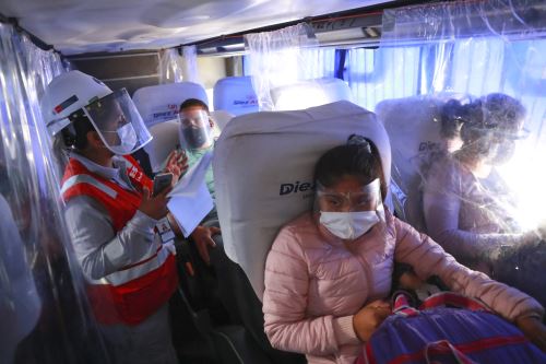 Mayores de 45 años necesitan desde hoy estar completamente vacunados para viajar a provincia