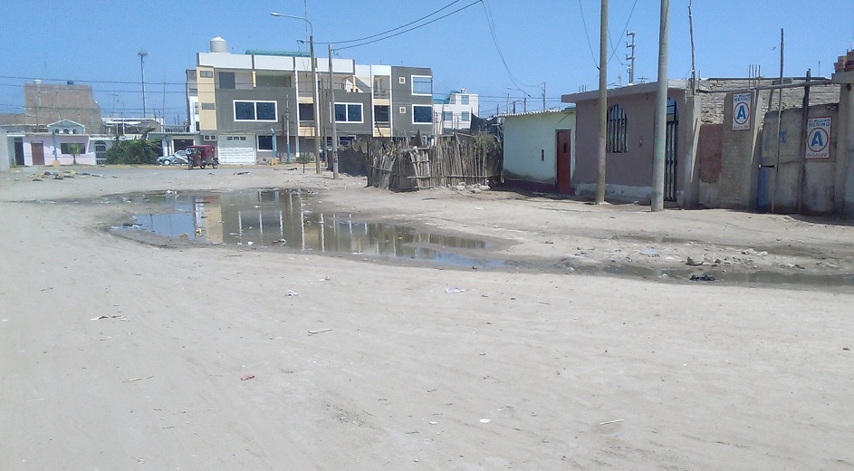 Buzones atorados y olores fétidos causan malestar en pobladores de Santa Rosa