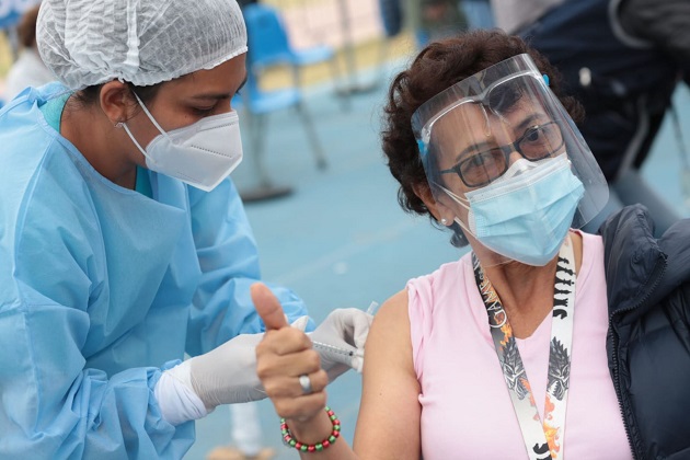 Ministro pide no bajar la guardia aunque disminuyan casos y fallecimientos de covid-19