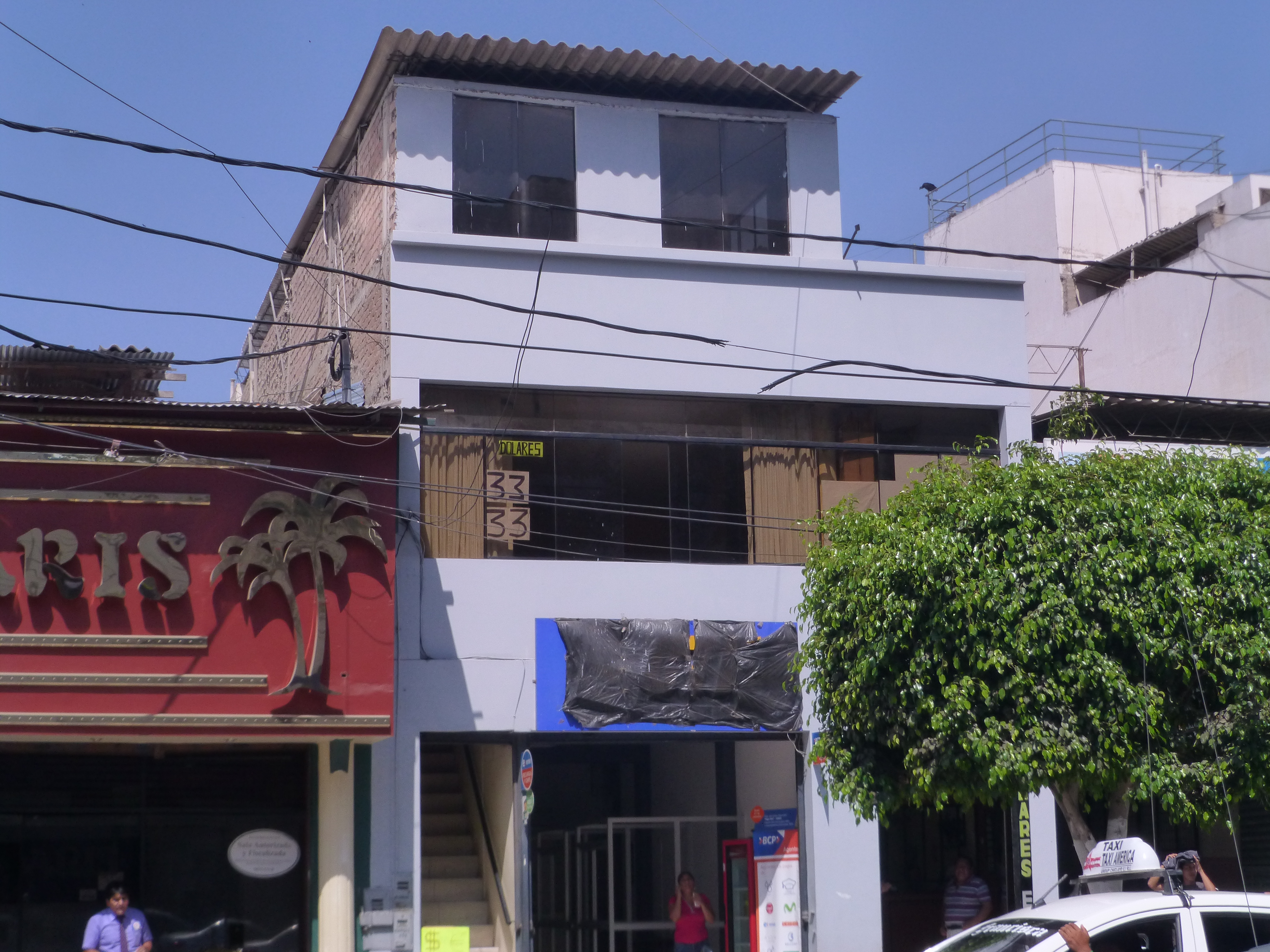 Cable de alta tensión explosiona y pone en riesgo a transeúntes en Chiclayo