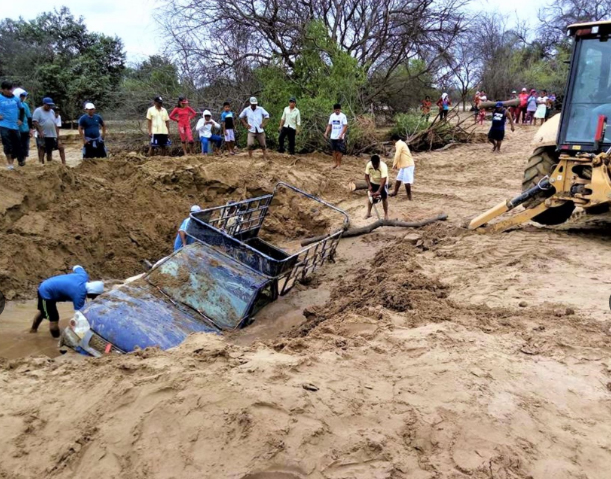 Camioneta se hunde en carretera afectada por lluvias cerca a Olmos