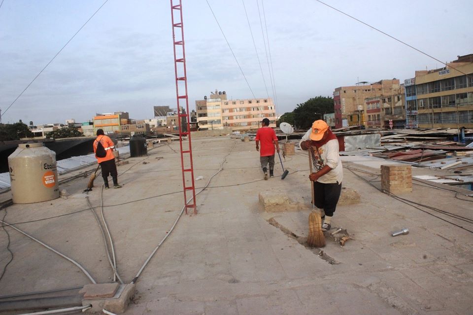 Chiclayo: Inician campaña de limpieza en techos de viviendas