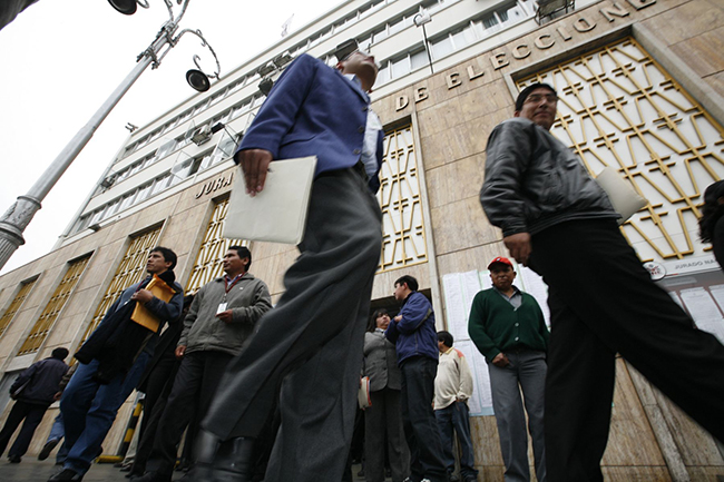 Candidatos al Congreso fueron inscritos sin revisar sus antecedentes, advierte Transparencia