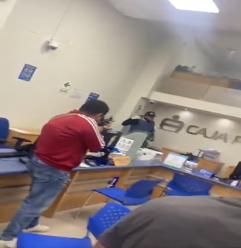 Chiclayo: delincuente se dispara dentro de agencia de la Caja Piura para no ser detenido 