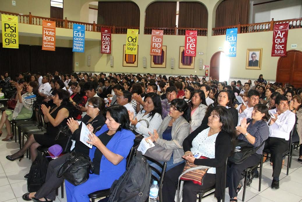 Más de 300 profesores acompañantes de la macroregión norte se capacitan en Chiclayo