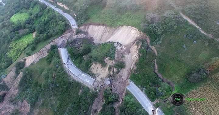 Más de 250 metros de la carretera que sostenía un cerro se hundieron en Cajamarca