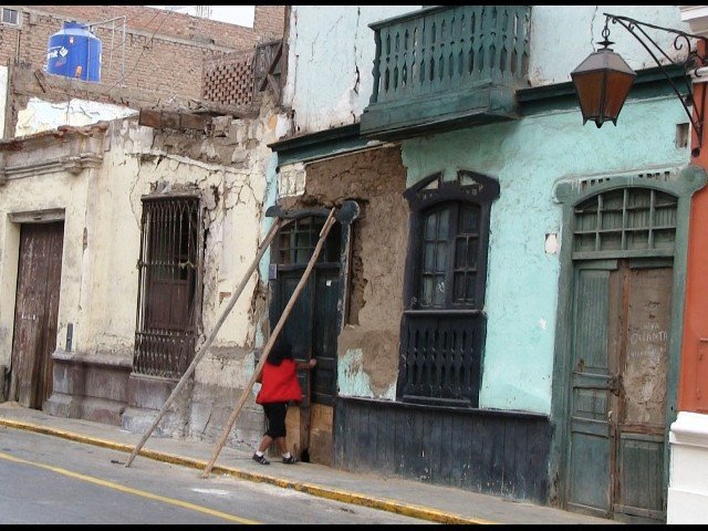 Dos casonas colapsan en el centro de Chiclayo