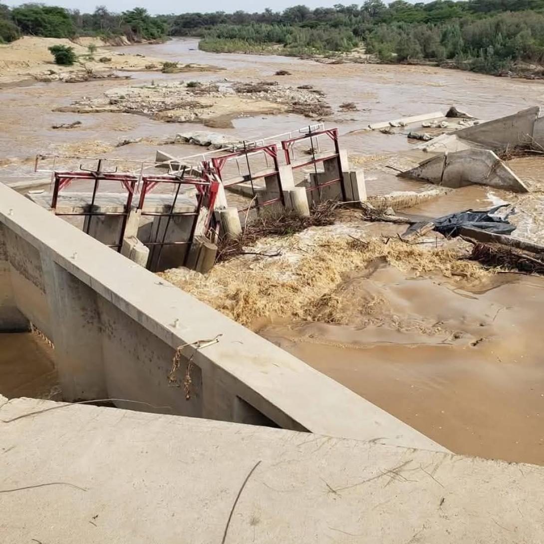 Crecida del río La Leche y colapso de bocatoma pone en riesgo a 15 mil personas