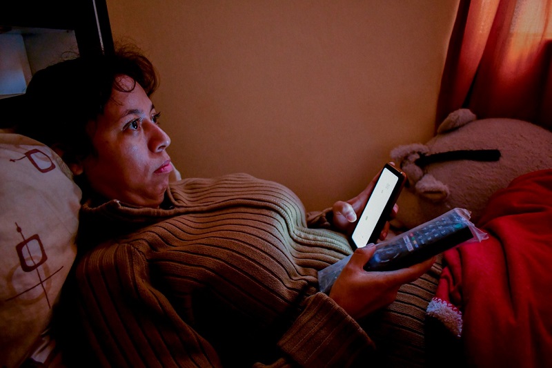 Uso excesivo de aparatos digitales puede causar daños en la piel