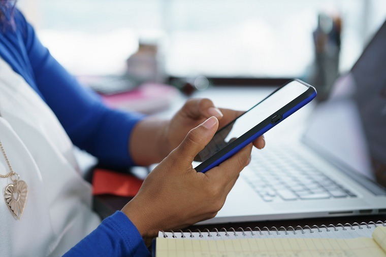 Alertan que delincuentes roban dinero e identidad usando líneas móviles de víctimas