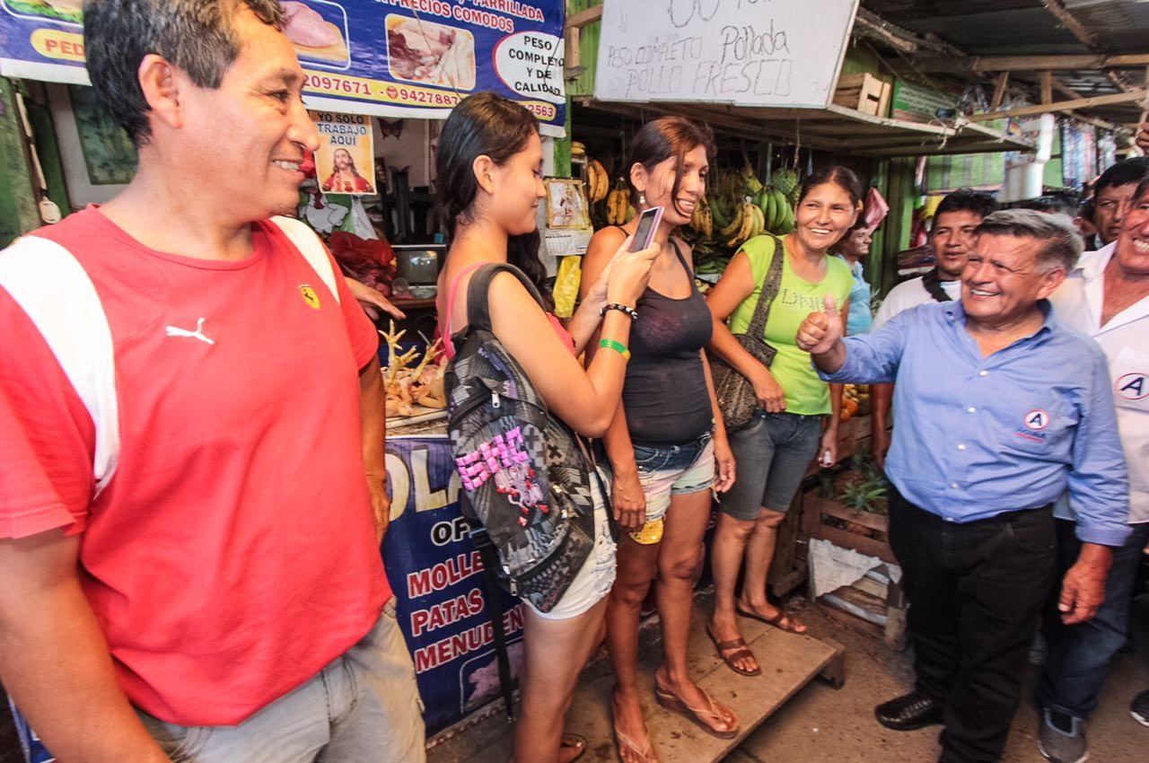  Candidato presidencial César Acuña plagió libro completo de su profesor de maestría
