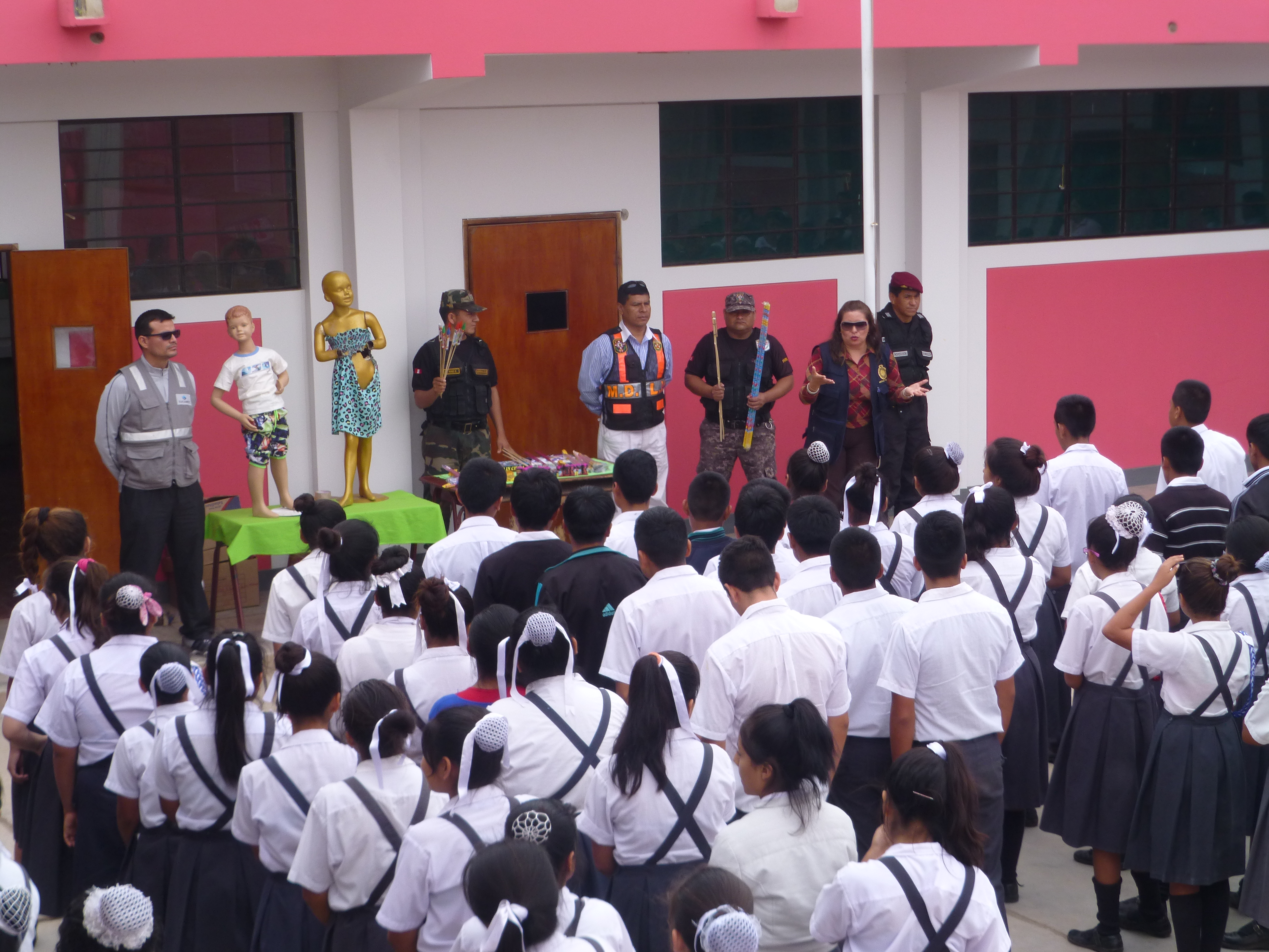 Escolares de La Victoria son orientados sobre los peligros de artefactos pirotécnicos