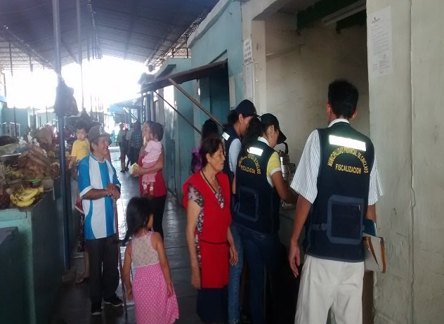 Hallan cucarachas en puestos de comida del mercado José Balta 