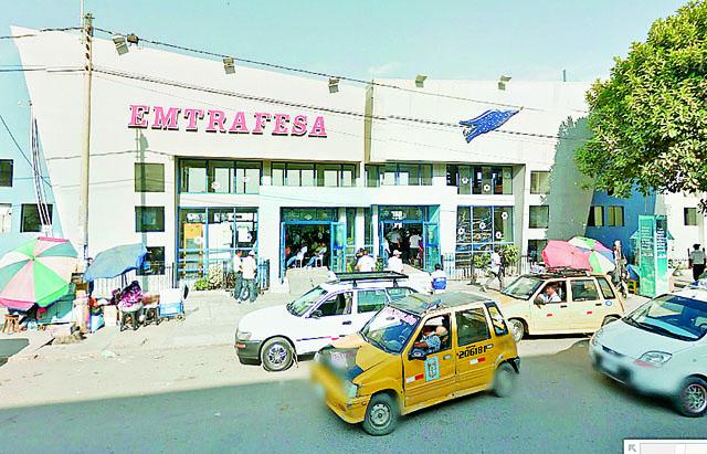 Bus interprovincial se hundió en céntrica calle de Chiclayo