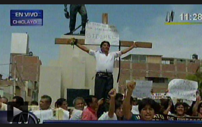 Crucifican a profesor en protesta por el Día del Trabajo en Chiclayo
