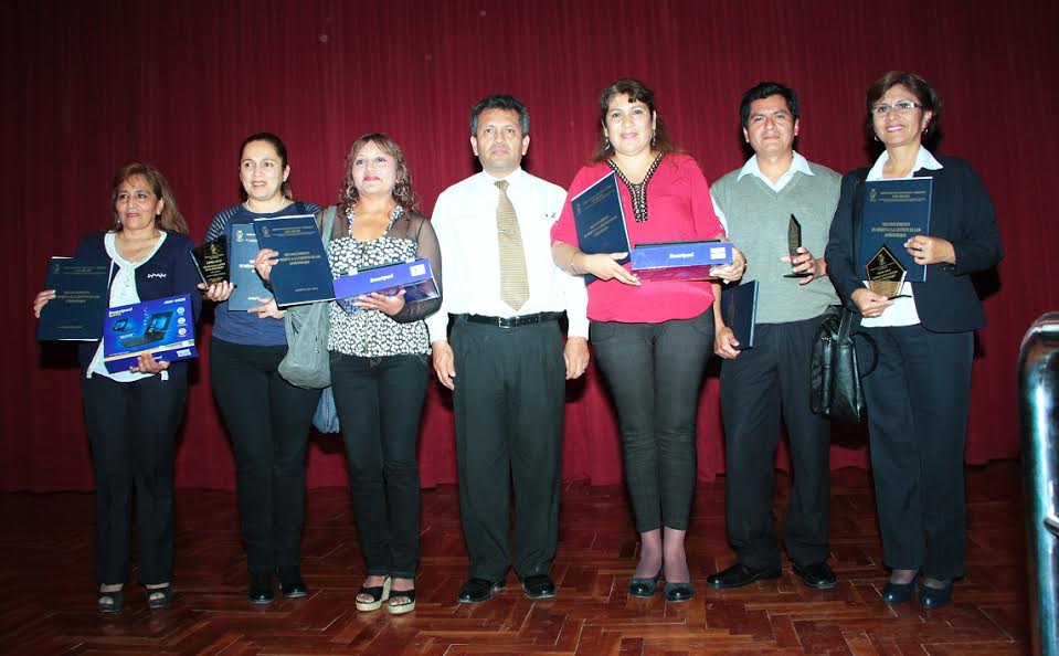 Ugel Chiclayo reconoce esfuerzo de profesores
