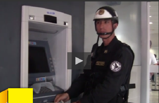  Suboficial PNP entregó dinero que encontró en el cajero de un banco