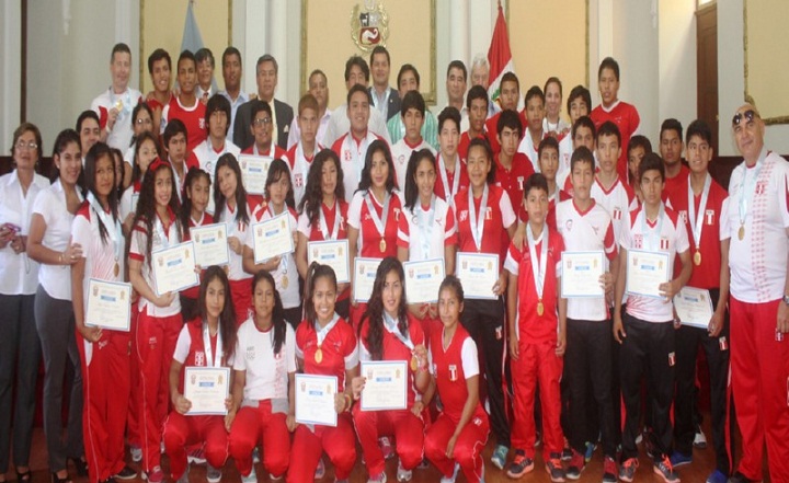  Condecoran a jóvenes que integran seleccionado nacional de levantamiento de pesas