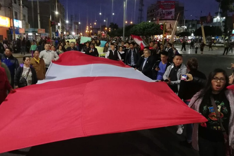 Regiones marchan en respaldo a disolución del Congreso