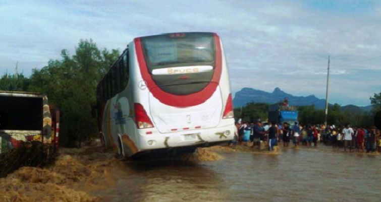 Chongoyape: río Chancay se desborda y bloquea el paso vehicular en carretera
