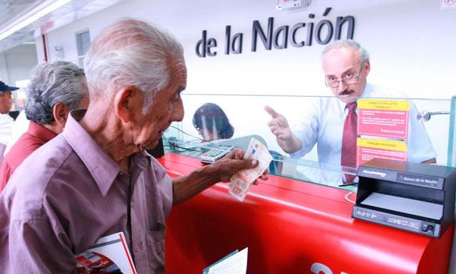 Pensionistas de la ONP inician hoy cobro de pensiones y gratificación en todo el país