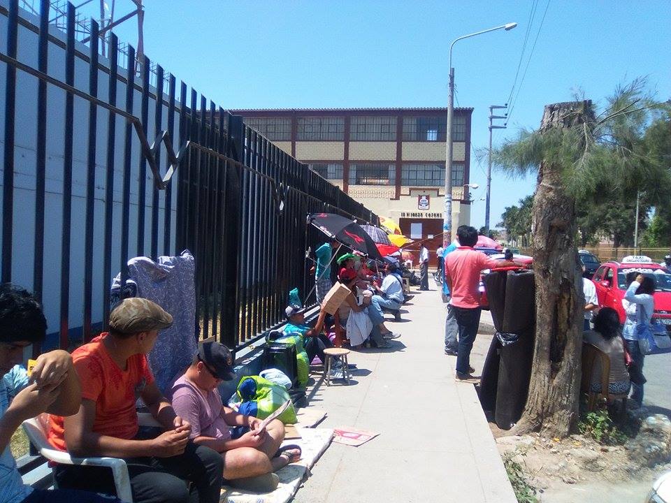 Padres de familias duermen frente a colegio por una vacante para sus hijos en Chiclayo