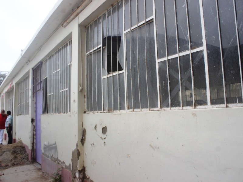 Otorgan 30 días de plazo para demolición de colegio inicial N° 030