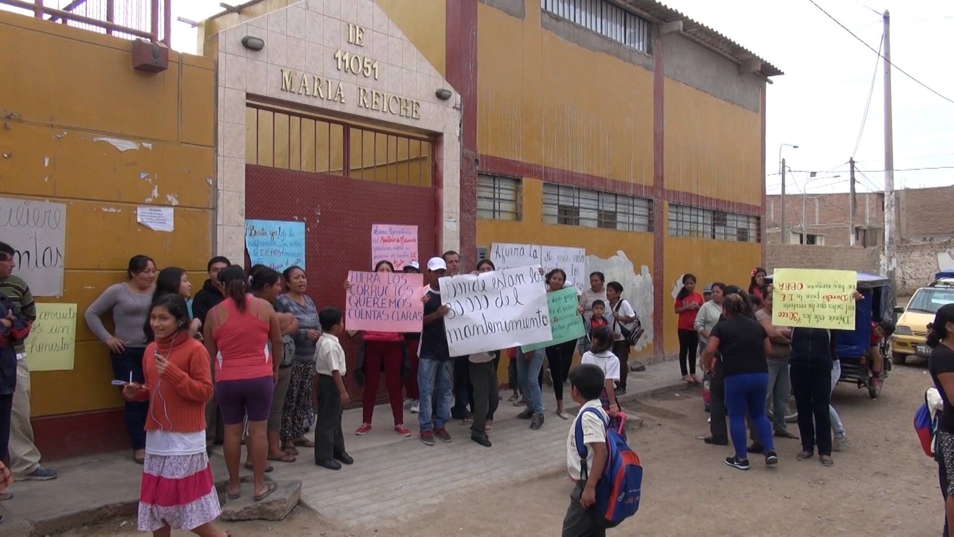 Padres de familia del colegio María Reiche prohíben el ingreso de alumnos