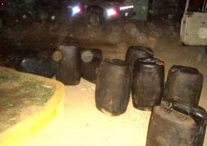  La Policía incautó más de 400 galones conteniendo combustible en Mórrope