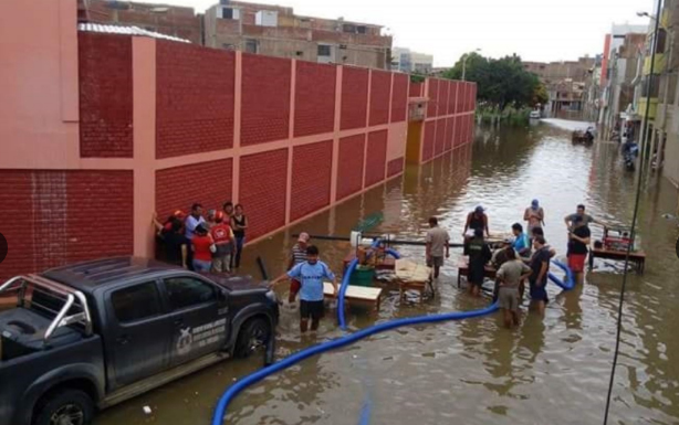 Con motobombas y cisternas retiran agua de lluvias en colegios en Chiclayo