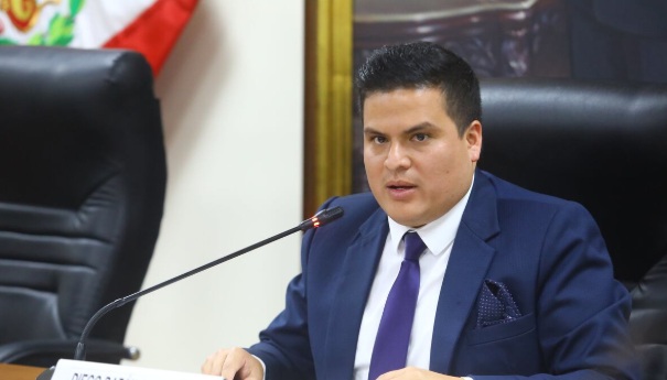 Congresista Bazán dice que ley de funcionamiento de establecimientos "no impide que se clausuren locales"