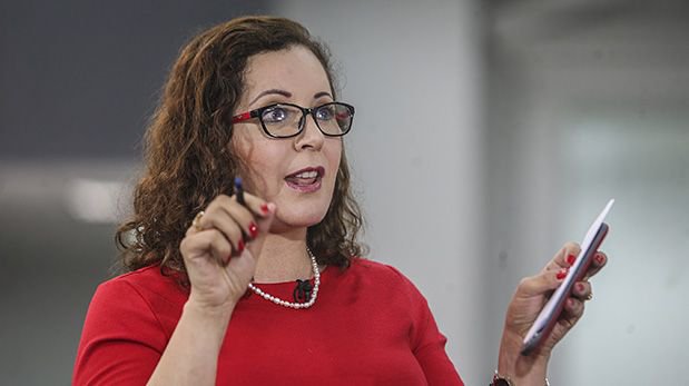 Vicepresidenta del Congreso de acuerdo con reglamento de protocolo para procuradores del Estado