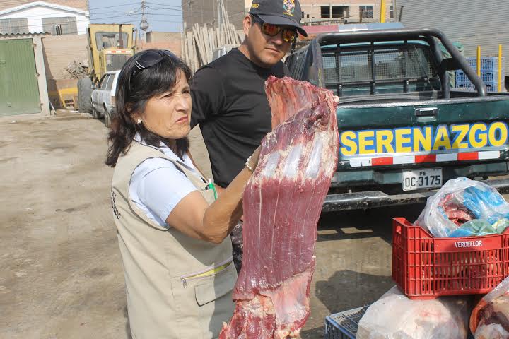 Decomisan 130 kilos de carne malograda en mercado de La Victoria