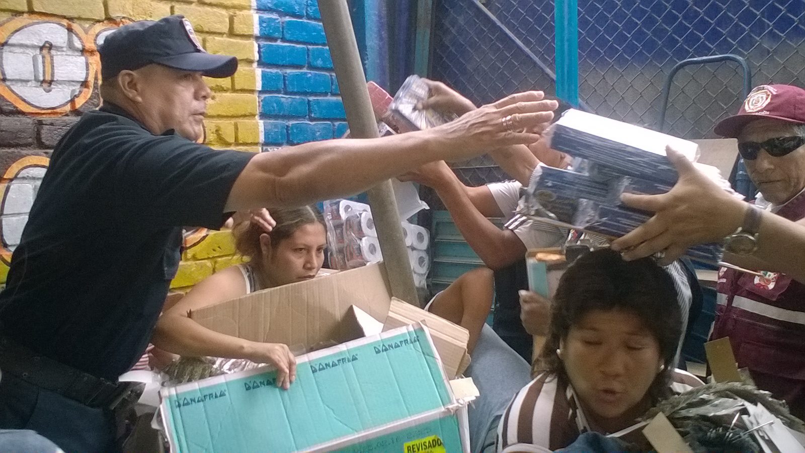 Decomisan más de mil cajas de pirotécnicos en mercado de Moshoqueque