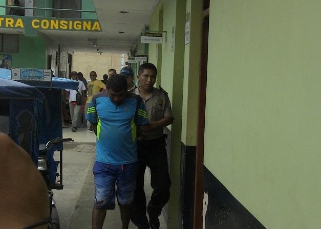 Turba se enfrenta a la Policía en defensa de peligroso delincuente