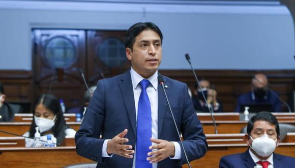 Parlamentario Freddy Díaz evita identificar a congresistas que bebieron con él 