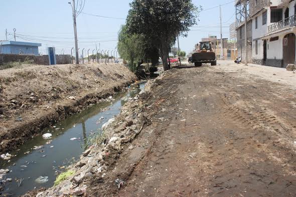  Realizan recojo de desperdicios acumulados alrededor de acequia Chiclayo