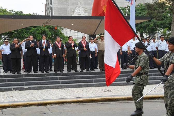 Masivo desfile cívico militar por el 45° aniversario de Universidad Pedro Ruiz Gallo