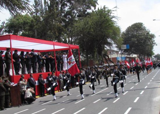 Escolares desfilaron por Fiestas Patrias 