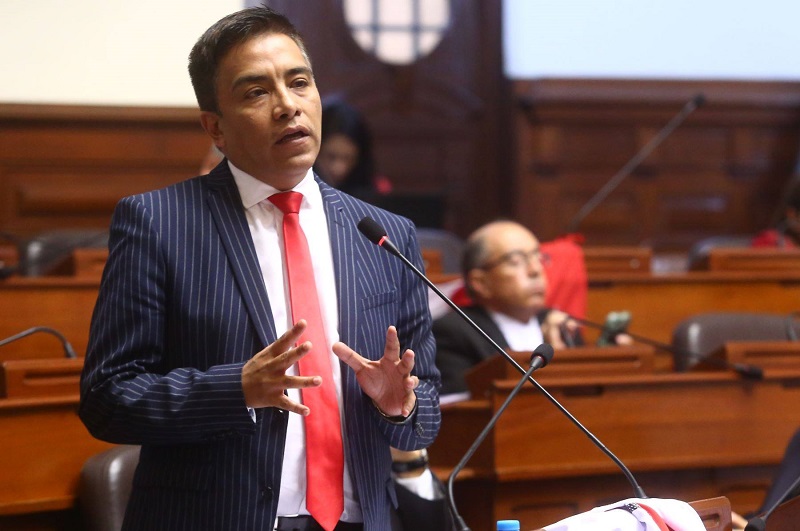 Disponen impedimento de salida del país contra ex congresista Roberto Vieira