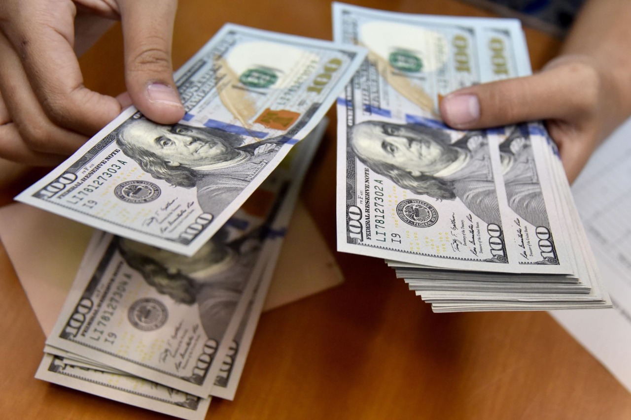 Dólar mantiene tendencia descendente y se sitúa por debajo de S/ 4 en la apertura 