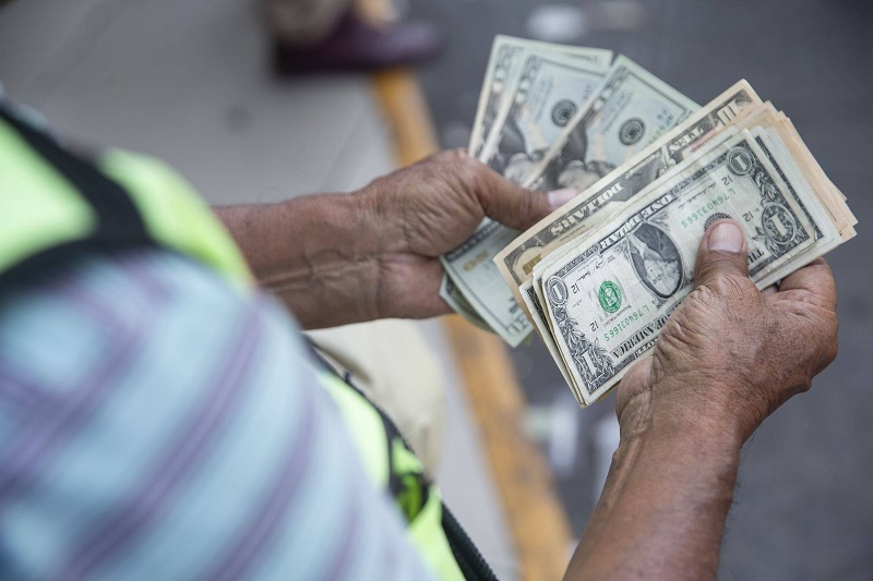 Dólar se mantiene estable en medio de volatilidad global por coronavirus