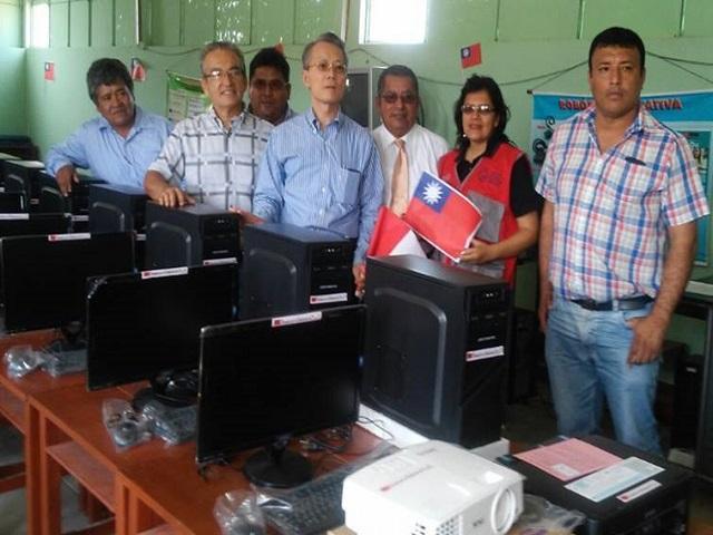 Embajador de Taiwan donó 15 computadoras a colegio de Olmos