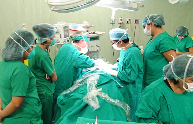 Paciente sometido a cirugía facial total en HRL se recupera satisfactoriamente