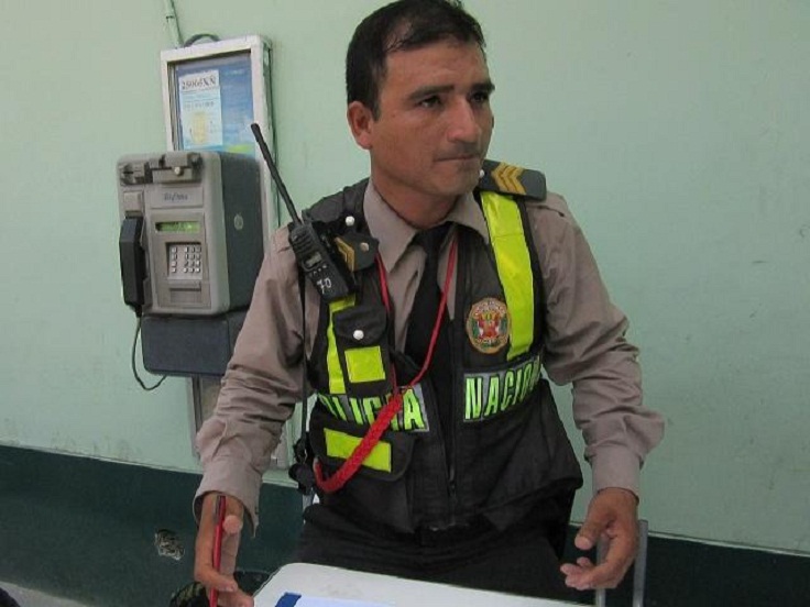 Chofer arrastra varios metros a policía de tránsito para evitar papeleta