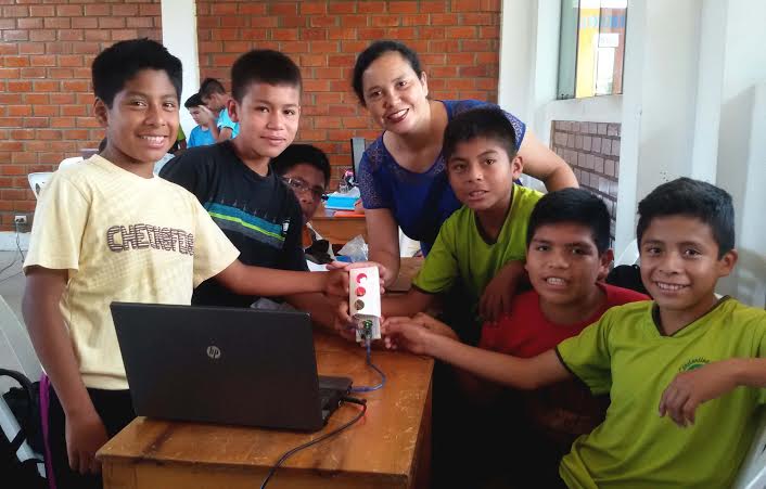 Chiclayana contribuye a la educación de los niños a través de robots