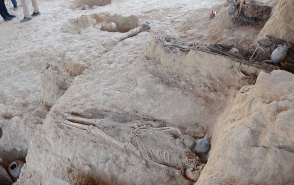 Entierros de mujeres tejedoras fueron descubiertos en complejo piramidal de Túcume