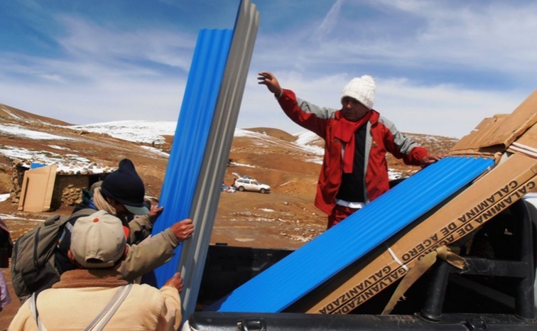 Llevan ayuda a damnificados por fuertes vientos en poblados andinos de Salas